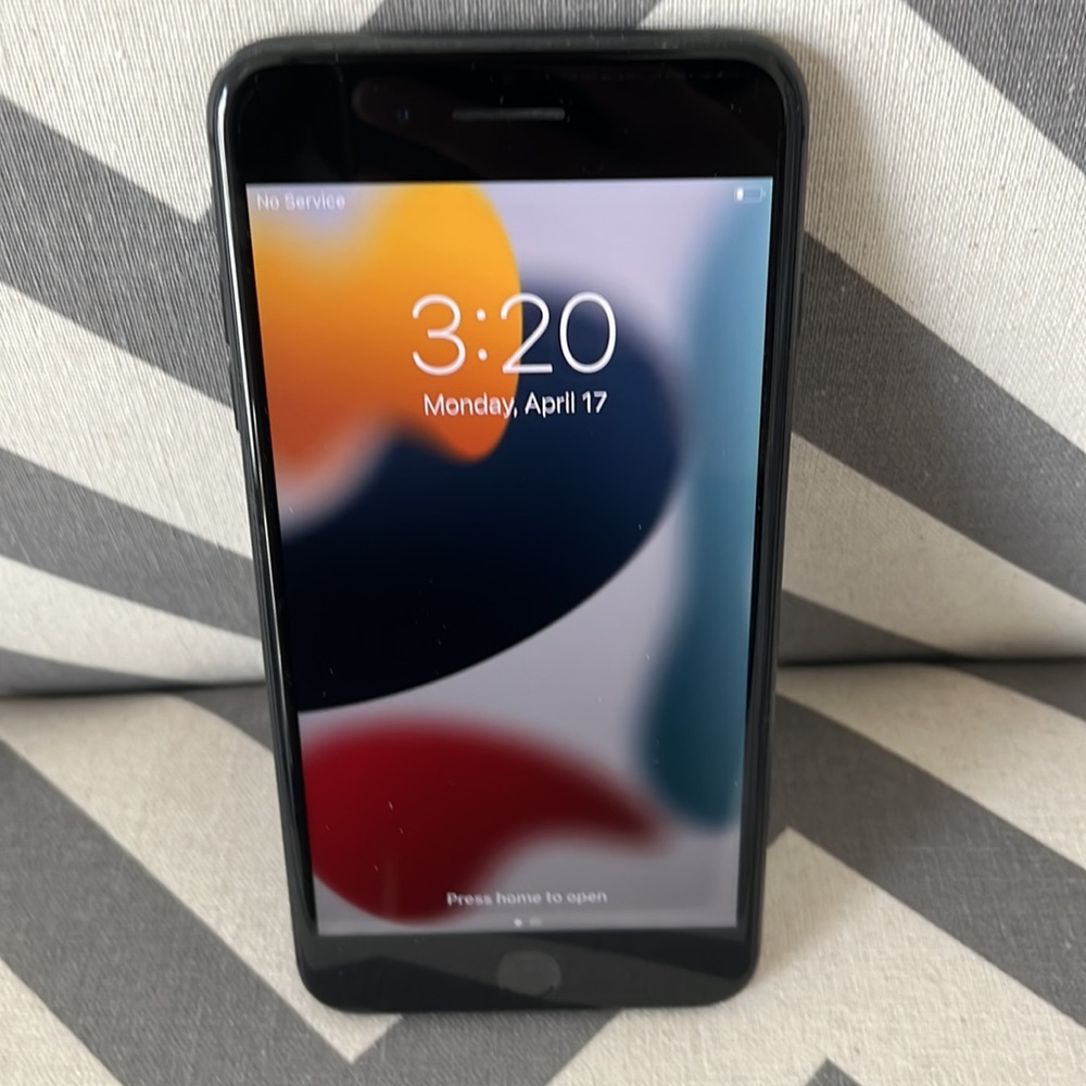 Apple iPhone 8 Plus - Picture 2 of 6